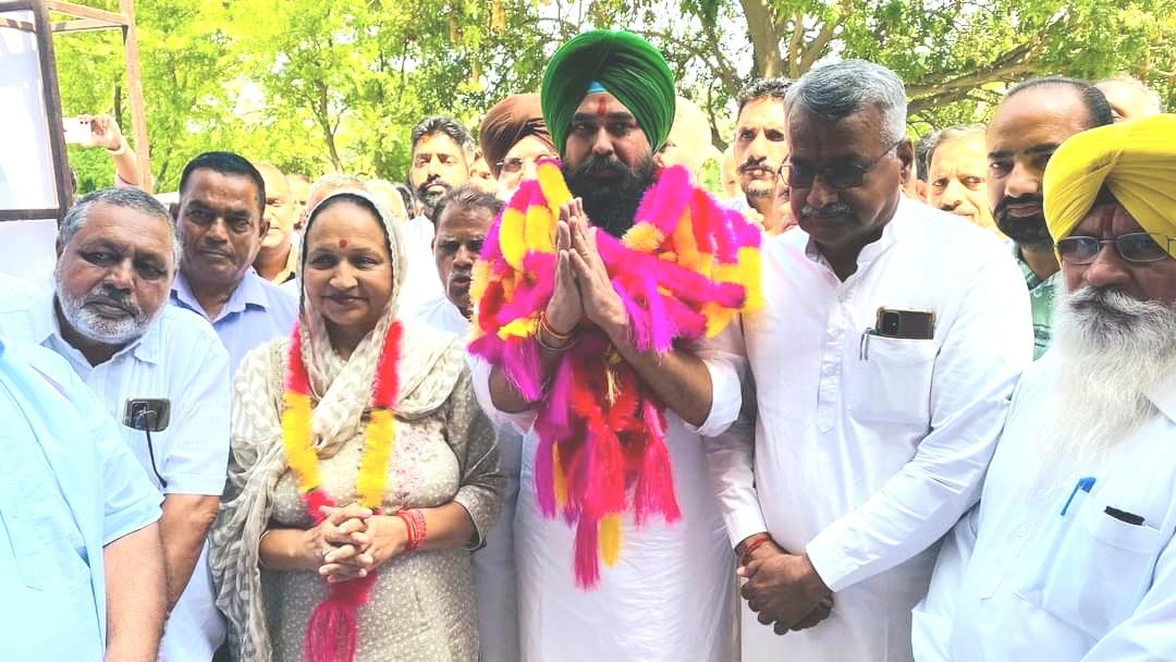 Under the leadership of MLA Santosh Kataria, workers met Lok Sabha candidate Malvinder Singh Kang